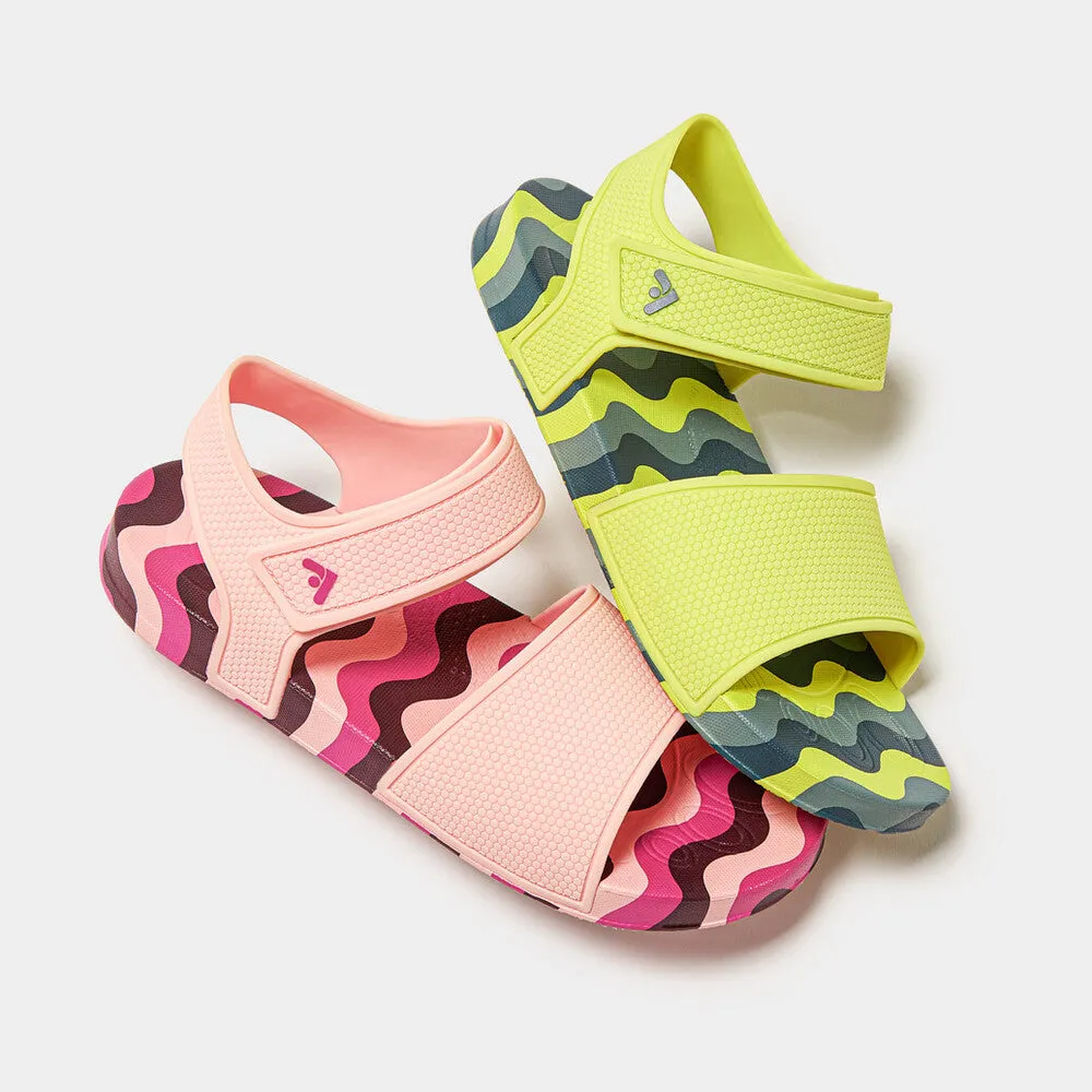 รองเท้าแตะแบบรัดส้น เด็ก รุ่น iQUSHION KIDS JUNIOR WAVE-PRINT ERGONOMIC BACK-STRAP SANDALS